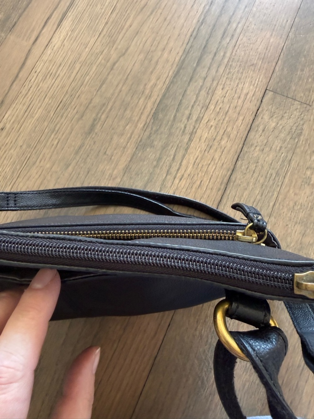 Fossil Black Pebbled Leather Crossbody Purse with Gold Hardware - Picture 4 of 9